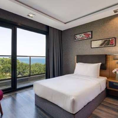 Royal Axis Suites Hotel