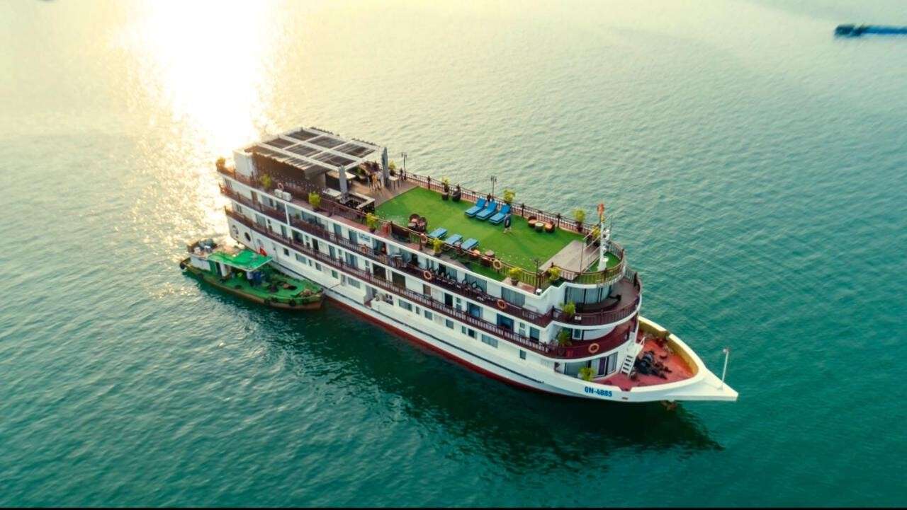 Amanda Cruise Ha Long Bay